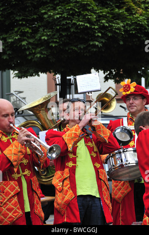 Bunt und fröhlich Band spielen am Weinfest in der Gemeinde Neumagen-Dhron, Mosel, Rheinland-Pfalz, Deutschland Stockfoto