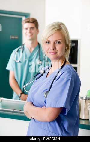 Ein Porträt von einem Tierarzt und Assistent in einer Kleintierklinik Stockfoto