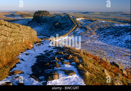 Hadrian Wand im Winterschnee - anzeigen östlich von Cuddys Klippen mit Blick auf Housesteads Fort, Northumberland Stockfoto