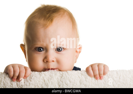 Gesicht der entzückende Baby peeping aus der Barriere auf weißem Hintergrund Stockfoto