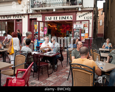 Freiluft-Café in der alten Stadt Pertpignan im Südwesten Frankreichs Stockfoto