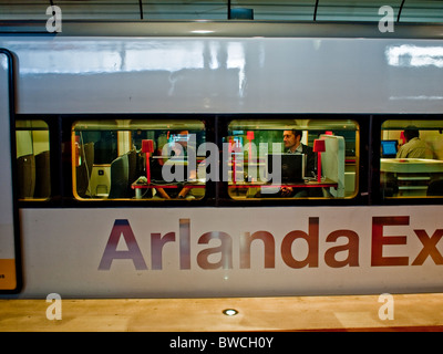 Arbeitsplatz an Bord der Arlanda Express Airport Train in Stockholm Schweden Stockfoto