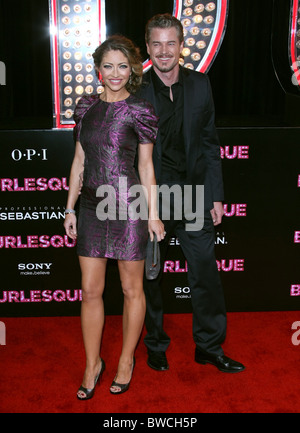 ERIC DANE REBECCA GAYHEART Burleske LOS ANGELES PREMIERE HOLLYWOOD LOS ANGELES Kalifornien USA 15. November 2010 Stockfoto