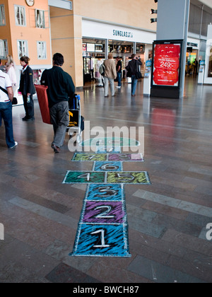 Ein Katzensprung und springen Spielbereich für Kinder auf dem Boden am Flughafen Stockholm-Arlanda Nummer zwei Terminal angelegt Stockfoto