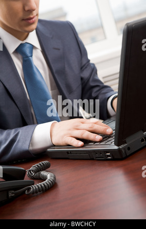 Nahaufnahme des Unternehmer Hand Tasten der Laptop im Büro Stockfoto