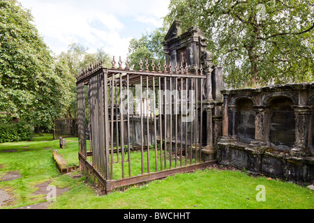 Durch Geländer geschützte Gräber auf dem Friedhof der Glasgow Cathedral, Schottland, Großbritannien Stockfoto