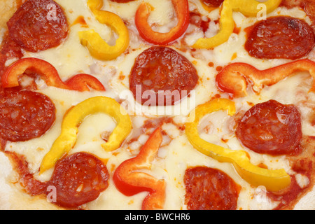 Full-Frame von original italienische Pizza mit Mozzarella-Tomaten, heiße würzige Salami und rote und gelbe Paprika. Stockfoto