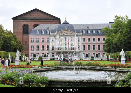 Palast von Trier oder das Kurfürstliche Schloss oder Werk Palais, vom Schlosspark, Trier, Deutschland Stockfoto