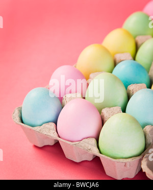 Studioaufnahme von Easter Eggs in Karton Stockfoto