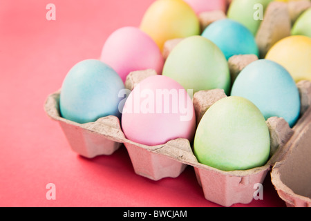 Studioaufnahme von Easter Eggs in Karton Stockfoto