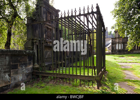 Gräber, geschützt durch Geländer auf dem Kirchhof von Glasgow Cathedral, Schottland Stockfoto