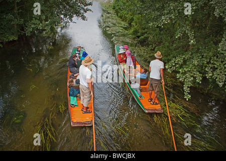 Zwei flache tragende Urlauber auf dem Fluss Stour in Canterbury Stockfoto