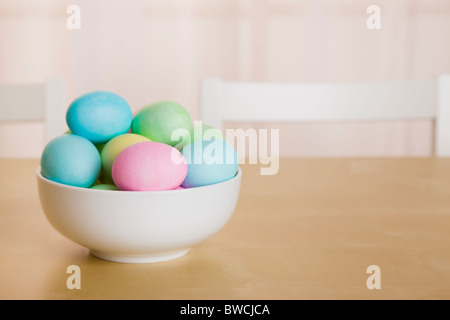 Ostereier in Schüssel auf Tisch Stockfoto