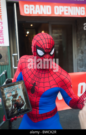 Spider-Man hält seine iPad vor der Innenstadt laden Midtown Comics in New York Stockfoto