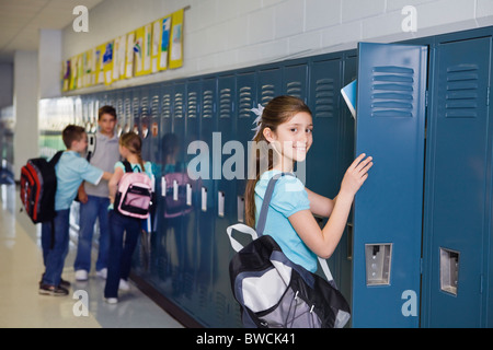 Schulkinder (8-9, 10-11) in Schließfächern im Flur der Schule, Metamora, Illinois, USA Stockfoto