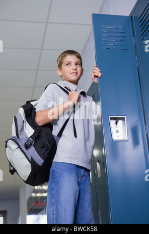 USA, Illinois, Metamora, junge (10-11) Stand am offenen Schrank im Flur der Schule Stockfoto