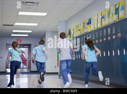 USA, Illinois, Metamora, Rückansicht von Kindern (ca. 8-9, 10-11) laufen durch Schule Korridor Stockfoto