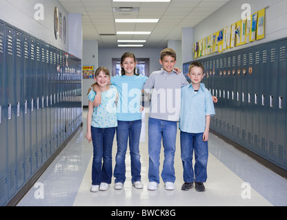 Porträt von Kindern (ca. 8-9, 10-11) im Flur der Schule, Metamora, Illinois, USA Stockfoto