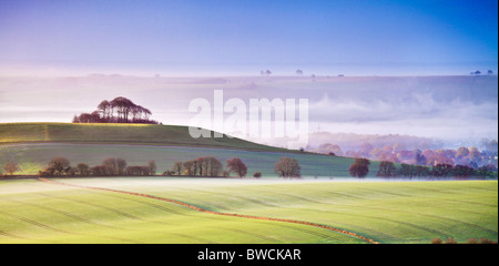 Nebligen Herbst Sonnenaufgang von Knapp Hill in Richtung Woodborough Hill und Vale of Pewsey in Wiltshire, England, UK Stockfoto
