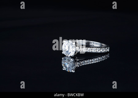 USA, Illinois, Metamora, Diamant-Ring auf schwarzen Hintergrund Stockfoto