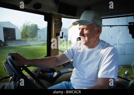 USA, Illinois, Metamora, treibende Traktor Farmer auf Bauernhof Stockfoto