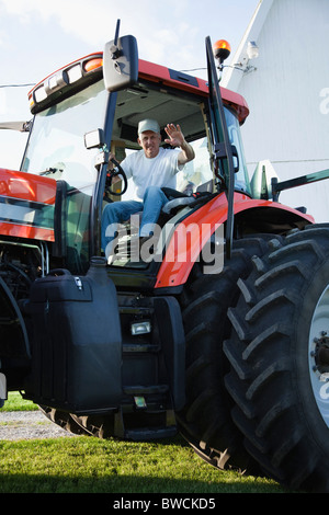 USA, Illinois, Metamora, Porträt von Bauer Traktor fahren Stockfoto