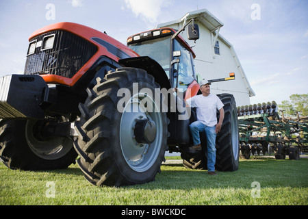 USA, Illinois, Metamora, Landwirt mit Traktor im Feld Stockfoto