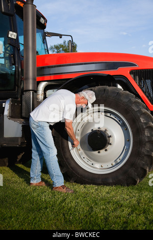 USA, Illinois, Metamora, Reparatur von Traktor-Rad Bauer Stockfoto