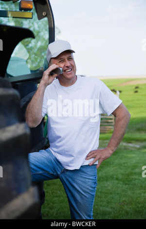 USA, Illinois, Metamora, Landwirt Traktor im Bereich Handy mittels Stockfoto