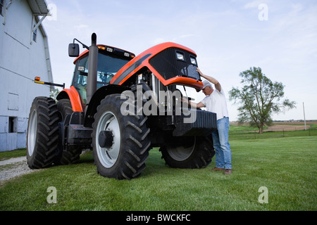 USA, Illinois, Metamora, Landwirt Überprüfung Schleppermotor Stockfoto