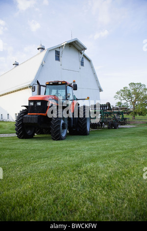 USA, Illinois, Metamora, Traktor von Scheune auf Hof Stockfoto