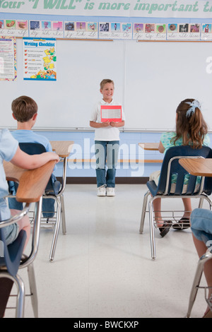 USA, Illinois, Metamora, Schuljunge Werke präsentieren, (8-9) im Klassenzimmer der Klasse Stockfoto