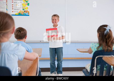 USA, Illinois, Metamora, Schuljunge Werke präsentieren, (8-9) im Klassenzimmer der Klasse Stockfoto