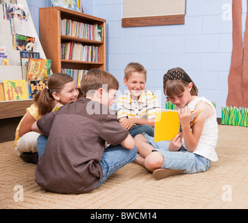 USA, Illinois, Metamora, Schulkinder (8-9) Stock in der Schule lesen Stockfoto