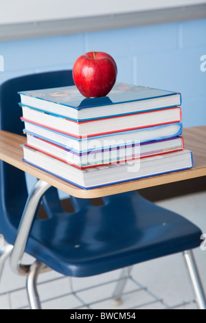 USA, Illinois, Metamora, Apfel auf gestapelten Bücher im Klassenzimmer Stockfoto