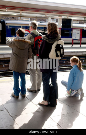 Eine Familie nach Hause nach einem Tag in London verbringen, Zug wartet ein London Underground Metropolitan Rohr DAVID MANSELL Stockfoto