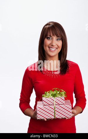 USA, Illinois, Metamora, Portrait Frau mit Geschenk Stockfoto