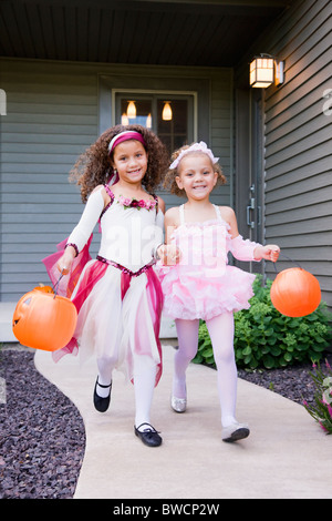 USA, Illinois, Metamora, zwei Mädchen (6-7, 8-9) Halloween Kostüm zu Fuß