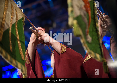 Trompeter mit roten Drachenbanner spielen auf der Bühne während der Zeremonie am National Eisteddfod of Wales jährliche walisische Kulturfestival Stockfoto