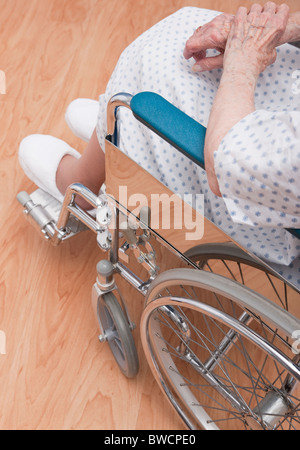 USA, Illinois, Metamora, niedrige Teil der älteren Frau im Rollstuhl Stockfoto