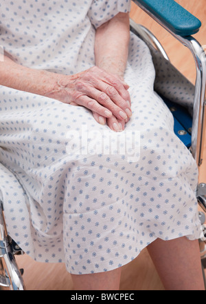 USA, Illinois, Metamora, Mittelteil der älteren Frau im Rollstuhl Stockfoto