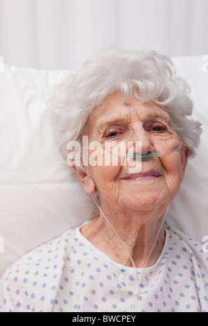 USA, Illinois, Metamora, Porträt von senior Frau trägt Sauerstoff Rohre Stockfoto