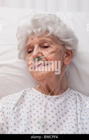 USA, Illinois, Metamora, Senior Frau trägt Sauerstoff Rohre Stockfoto