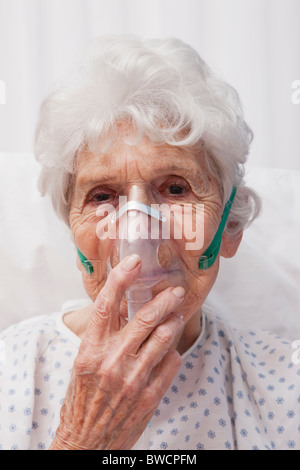 USA, Illinois, Metamora, Senior Frau mit Sauerstoffmaske im Krankenhausbett liegen Stockfoto