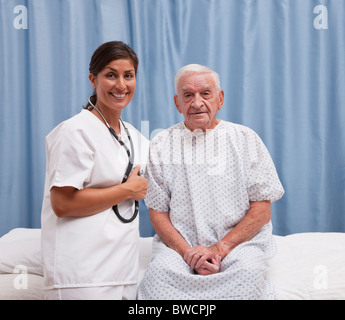 USA, Illinois, Metamora, Portrait, wenn Frau Doktor und Senior Mann sitzt am Krankenhausbett Stockfoto