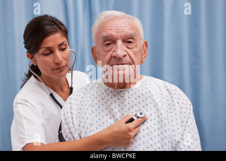 USA, Illinois, Metamora, Ärztin untersuchen senior Mann sitzt am Krankenhausbett Stockfoto