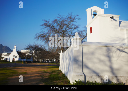 VOC Kruithuis (Powder House) mit Str. Marys der Braak-Kirche im Hintergrund, Stellenbosch, Western Cape, Südafrika Stockfoto