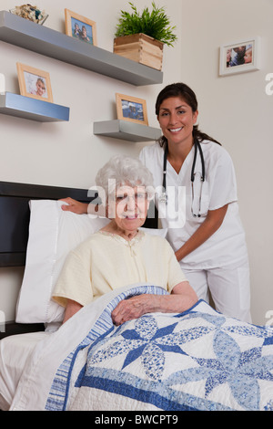 USA, Illinois, Metamora, Porträt von Krankenschwester und Senior Frau sitzen im Bett Stockfoto
