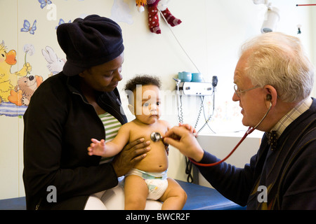 Eine gesunde, sechs Monate alte junge bei einer Kinder-Ärzten geprüft wird. Stockfoto