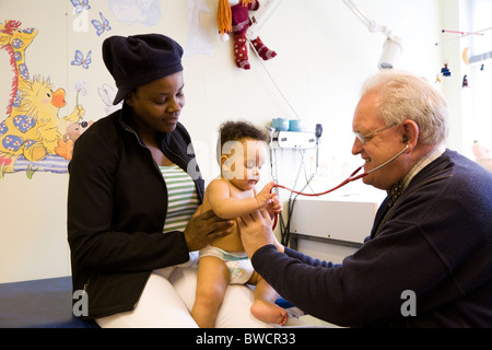 Eine gesunde, sechs Monate alte junge bei einer Kinder-Ärzten geprüft wird. Stockfoto